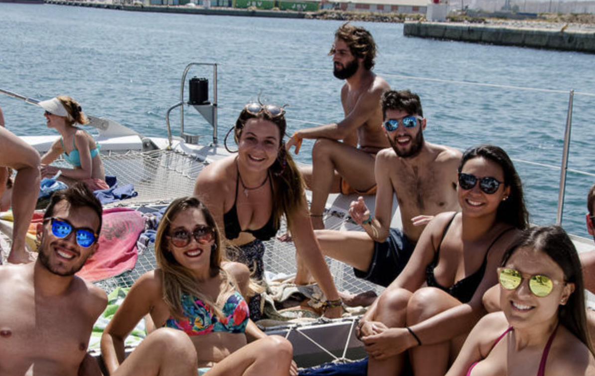 boat-party-catamaran-aventurero-amigos-alicante-fiesta