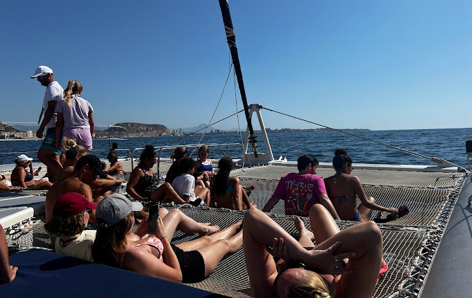boat-party-catamaran-aventurero-gente-alicante-fiesta