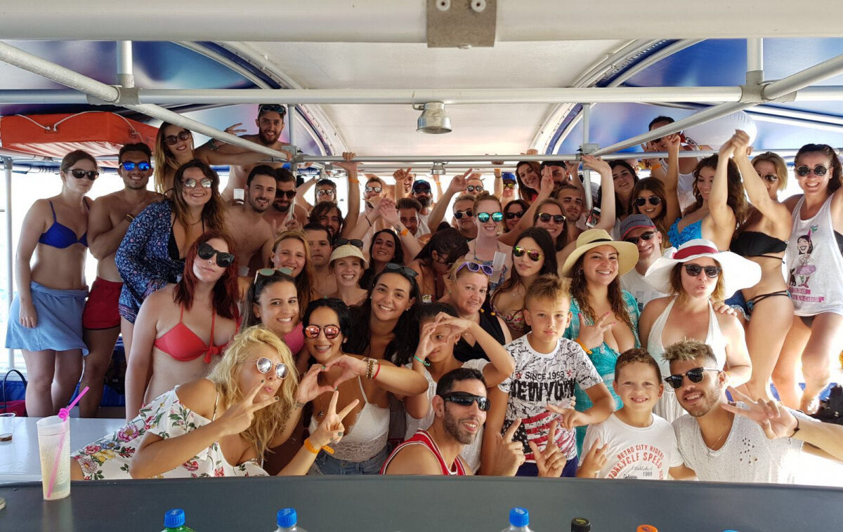 boat-party-catamaran aventurero-grupo-gente-alicante-fiesta