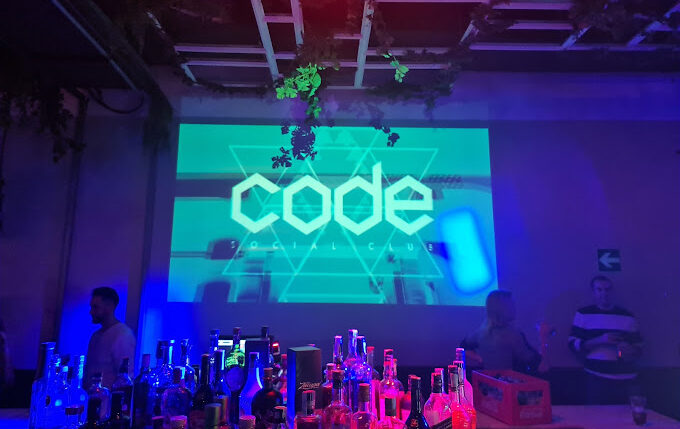 code-social-club-pantalla-alicante-fiesta