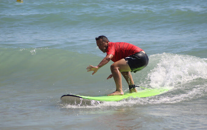 surf-hombre-surfeando-alicante-fiesta