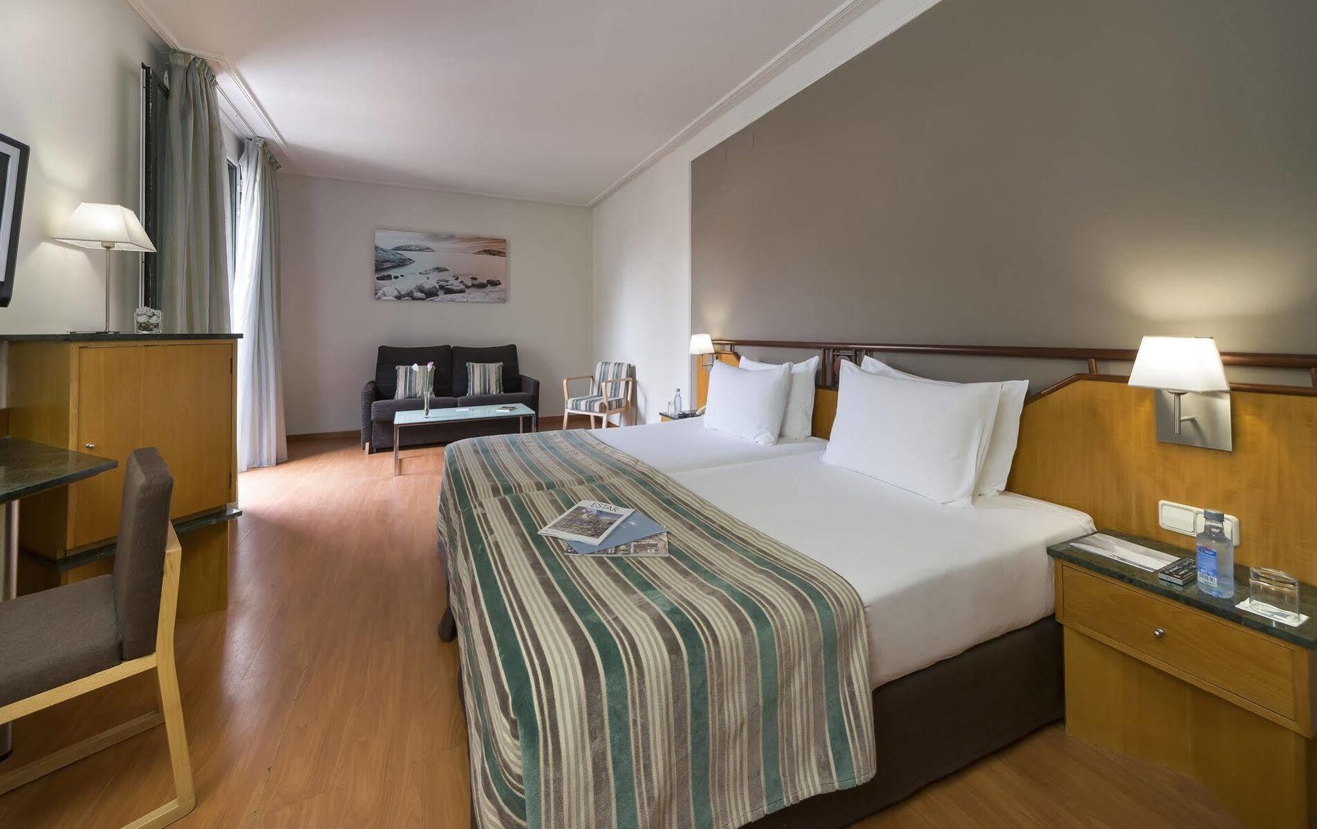 hotel-eurostars-mediterranea-plaza-habitacion-cama-alicante-fiesta