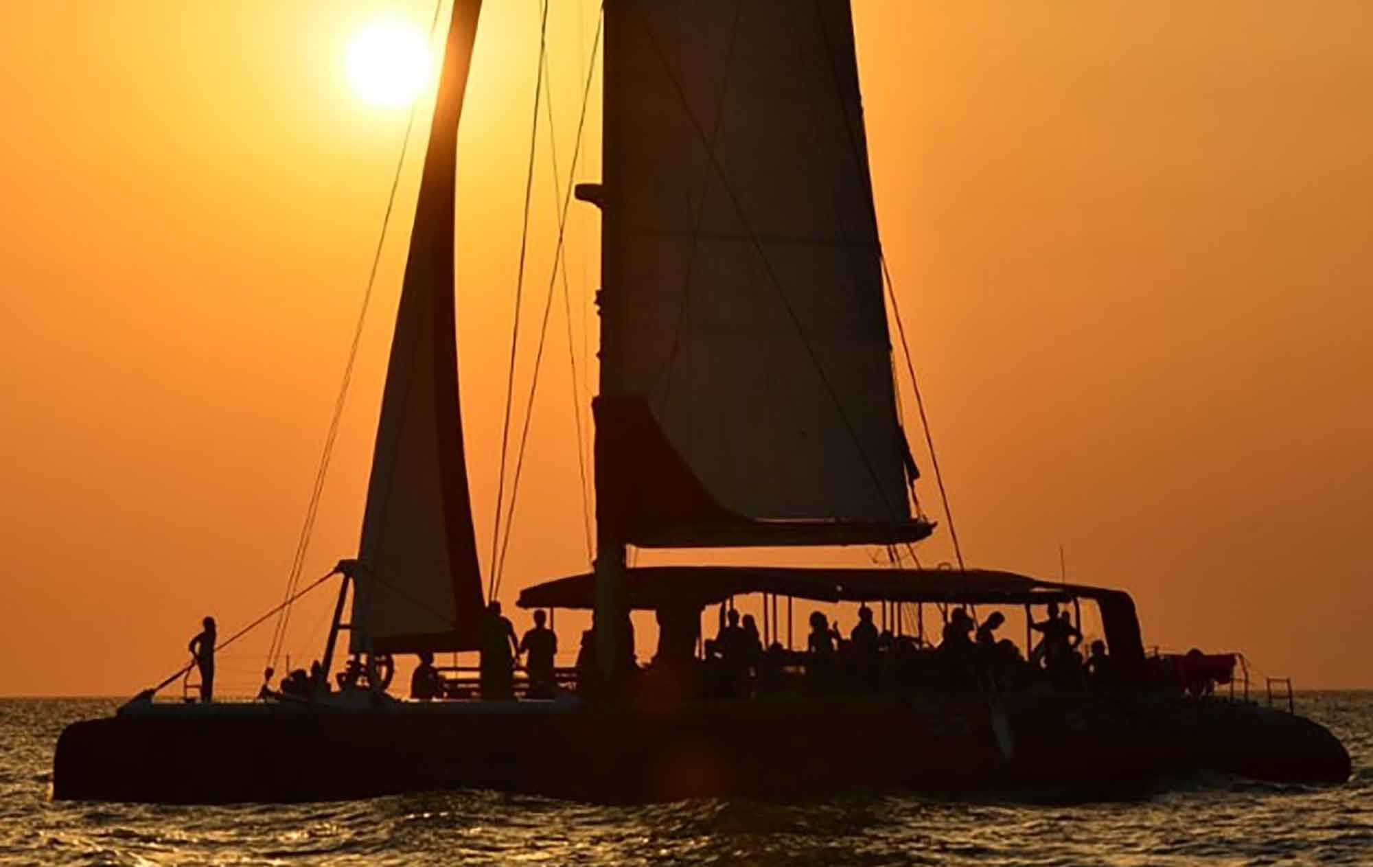 catamaran-atardecer-1-alicante-fiesta