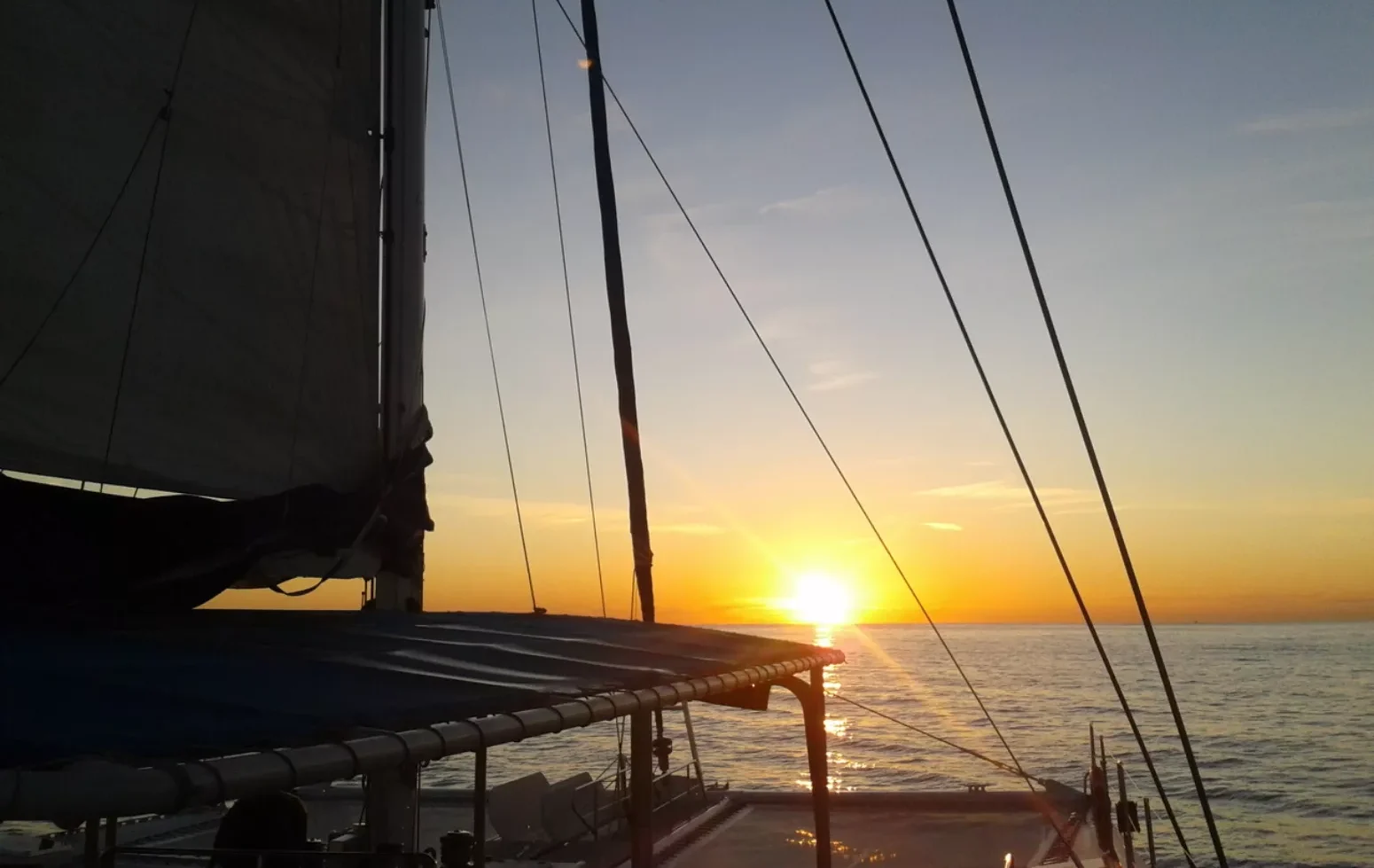 catamaran-atardecer-3-alicante-fiesta